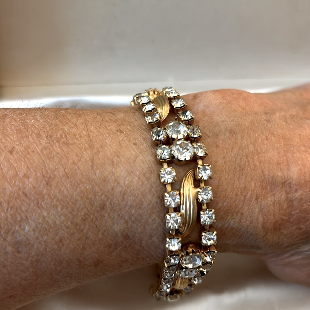 Stunning Vintage gold tone rhinestone bracelet!!
